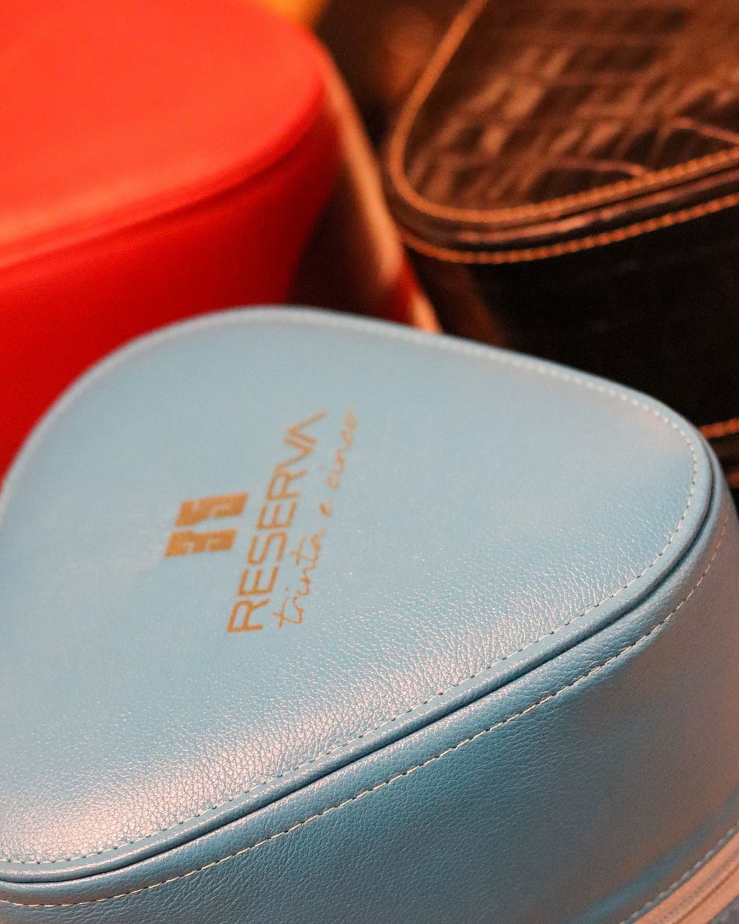 Bag de Couro Legítimo – Para Vinhos e Taças, Disponível em Diversas Cores