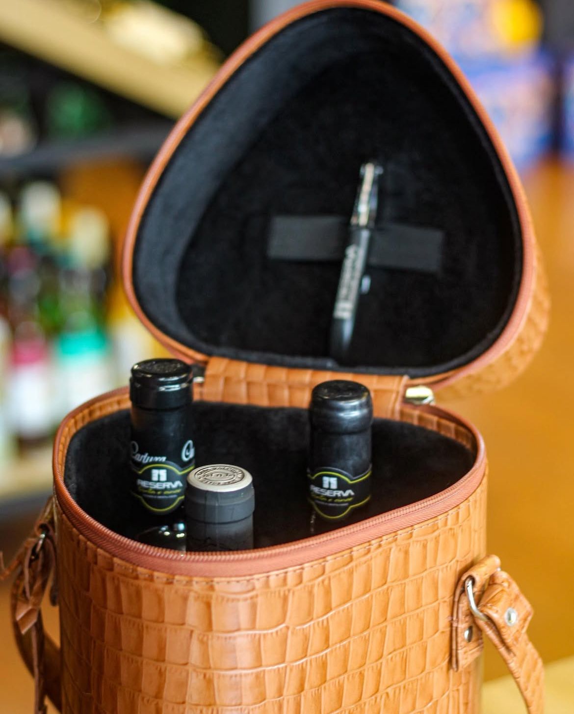 Bag de Couro Legítimo – Para Vinhos e Taças, Disponível em Diversas Cores